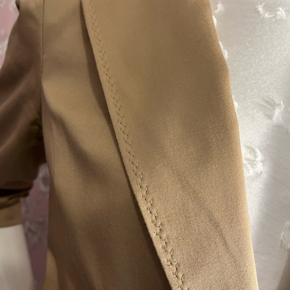 Camel coloured 3/4 length blazer w/front pockets. - Picture 6 of 10